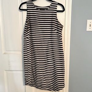 Cupio women’s medium striped shift dress. Perfect for wear to work fashion!